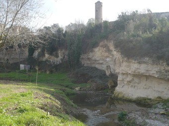 La zona recuperada del Foix amb el Castell de Penyafort al fons. C.M
