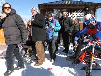 La consellera d'Acció Social, Carme Capdevila, a les pistes de mobilitat reduïda de la Molina, amb alguns esquiadors. MARTÍ ARTALEJO
