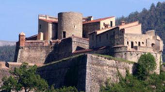  El castell que domina la vila fortificada de Prats de Molló.