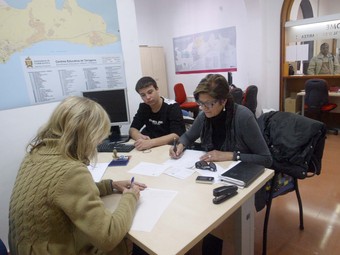 Famílies a l'OME de Tarragona, on se centralitzen els processos de preinscripció. J.F