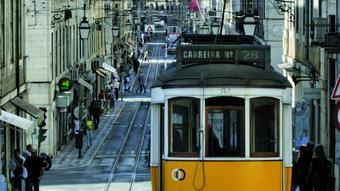 El 28, de color groc, és l'exemplar més característic de la xarxa de tramvies de Lisboa.  EXPEDIA.ES