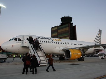 El primer avió cap a Palma a punt de sortir de l'aeroport d'Alguaire, aquest divendres.  ACN