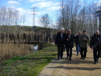 Una imatge de la visita d'ahir del conseller a l'espai natural de l'Estany de Sils.  M.V