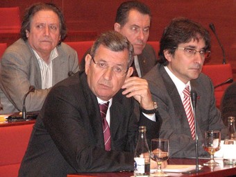 Higini Clotas, president de la comissió, amb Pérez (PSC) i, darrera, Bosch i Pi (ICV). ACN