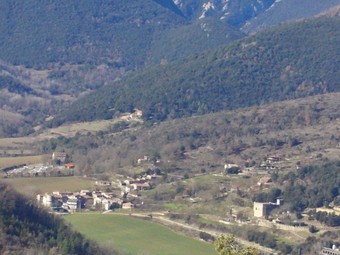 El nucli d'Oix des de Santa Bàrbara de Pruneres.  R. E