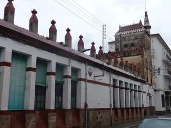 L'edifici de Les Escoles, obra d'Ignasi Mas i Morell, al carrer Santa Clara. T.M