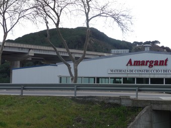 Les nau de l'empresa Amargant amb l'autopista a l'esquerra. T.M