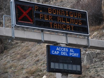 La carretera d'accés al Port de la Bonaigua, tallada ahir pel risc d'allaus.  ACN