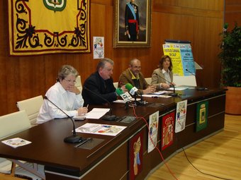 L'alcalde president i altres regidors, a la Sala de Sessions de l'Ajuntament.m ARXIU