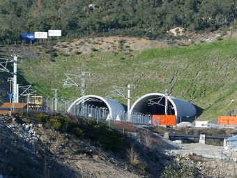 El castell d'El Pertús i el túnel del tren d'alta velocitat.  EL PUNT