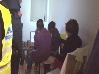 Els detinguts, a casa seva durant els escorcolls dels Mossos. CME