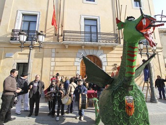 Amics de la colla COCA i la Dragonina van aprofitar la jornada de carnaval d'ahir per fer un assaig general al davant de l'Ajuntament de Constantí. dimas balaguer