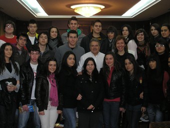 El conjunt de l'alumnat que ha participat en la visita a l'alcalde de Xàtiva. /  CEDIDA