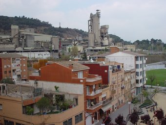 El barri de Can Sant Joan amb la cimentera Lafarge al fons. C.A.F