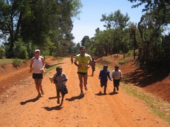 Marc Roig amb uns nens entrenant-se a Eldoret EL 9 