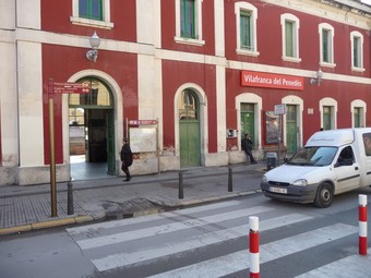 Una imatge de la façana de l'estació de trens de Vilafranca, ahir al migdia.  A.M