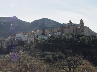El poble de Tivissa amb la serra al fons.  M.J.R