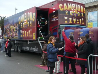 Gent fent cua per veure el bus de les sis copes del Barça, a Palamós A.V