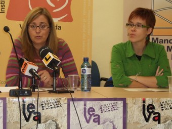 La presidenta de l'Institu d'Estudis de la Vall d'Albaida informa sobre el congrés. /  ARXIU