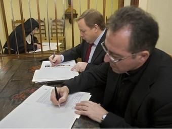 La Superiora, l'alcalde de Gandia i el Vicari General, signen l'acord de cessió. /  NATXO FRANCÉS