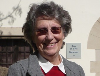 Maria Crehuet, davant l'ajuntament d'Ordis./ A.V