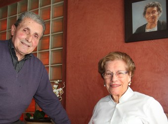 Josep Roca Pont i Montserrat Fontané Serra, amb el retrat de la Iaia Angeleta darrere seu. LLUÍS SERRAT