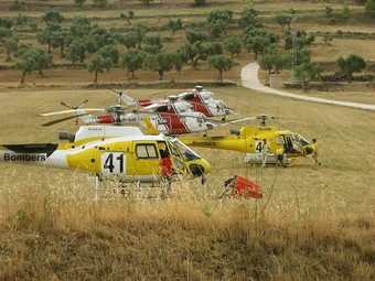 diversos helicòpters, entre ells els dos de les BRIF, aterrats a Horta durant el foc.  J. F. / G. P