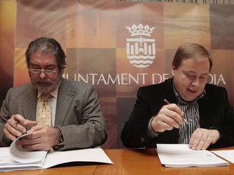 Acte de signatura entre el gerent de l'empresa i l'alcalde de Gandia. /  JUANTXO RIBES