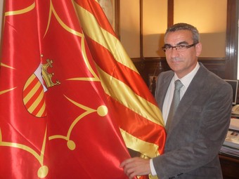 Gilabert, amb les banderes de Catalunya i de l'Aran que té al seu despatx.  D. MARÍN