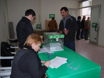 Imatge d'un veí de Gelida participant a la consulta sobiranista. L.M