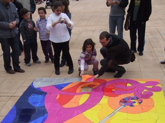 L'alcalde i una jove de l'Olleria col·loquen la darrera peça del puzle. /  CEDIDA