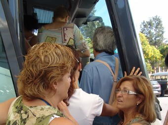 Imatge d'arxiu d'usuaris d'un bus interurbà a Vilanova.  L.M