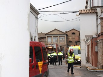 Bombers i Mossos treballen als voltants de la fàbrica incendiada a Puig-reig.  ACN