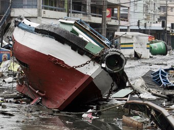 Un vaixell enmig del carrer després del sisme de Xile./  EFE