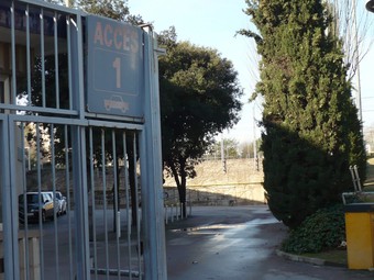 Una porta d'accés al Miniestadi i, al fons, els terrenys del Barça que passaran d'equipaments esportius a residencials. V. P