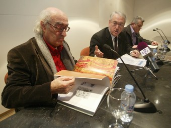 Francesc Miralles, en la presentació del llibre, al Museu d'Art Modern.  JUDIT FERNÀNDEZ