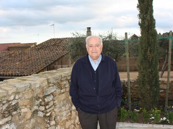 Joaquim Figuerola, alcalde de Foixà, a la plaça de l'Església, reformada fa poc. I. RIGALL