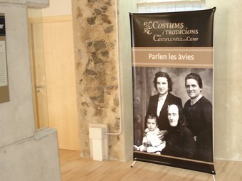 La fotografia de quatre generacions de dones d'una mateixa família presideix l'exposició.