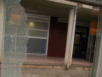 El vidre trencat al centre d'estètica Lídia de l'Estartit.