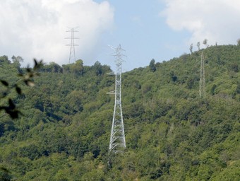 Torres de la línia de 400.000 volts a Osor, en una imatge d'arxiu.  EUDALD PICAS