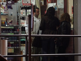 Dues persones comprant en una farmàcia de guàrdia, a Sabadell. ORIOL DURAN