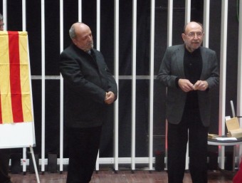 Marc Granell, a la dreta de la imatge, en un homenatge fet al Centre Octubre de Cultura ara fa dos anys. ESCORCOLL