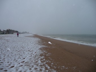 La neu va arribar ahir a peu de platja. A la imatge, la costa de Calella. T.M