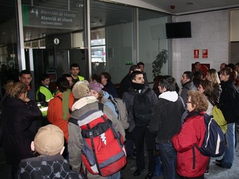Alguns dels viatgers que ahir al matí estaven a l'estació de Renfe esperant el trasllat a la seva destinació./  ACN