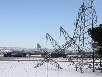 Una torre doblegada al costat de l'autopista, a la sortida de Salt. La força del vent i el pes de la neu va ser la principal causa que va motivar la caiguda de les torres. LLUÍS SERRAT