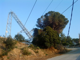 Una torre elèctrica que va caure en una de les urbanitzacions de Sant Cebrià./  POLICIA LOCAL