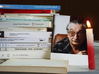 Llibres i producció d'assaig d'autors valencians al voltant de Joan Fuster. /  ARXIU