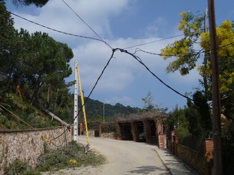 Els cables elèctrics pengen en alguns carrers de Castellà d'Índies, a Sant Cebrià. T.M