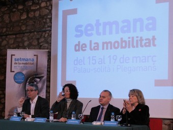 Els parlaments de Pérez Moya, a l'esquerra de la taula; l'alcaldessa, Mercè Pla; el regidor de Governació, Jaume Oliveras, i Anna Maria Campo, d'Stop Accidents, van obrir les jornades. E.A