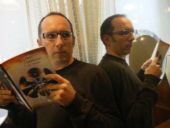 Toni Orensanz, amb el seu llibre
			El Falsari.
		  JUDIT FERNÀNDEZ